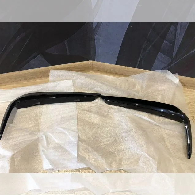 Декоратиная накладка в бампер BMW G30