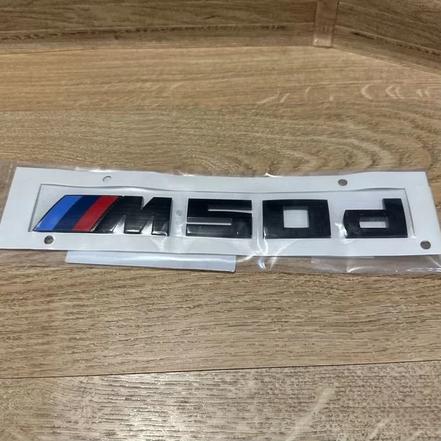 Эмблема BMW G05 G06 G07 M50D черная