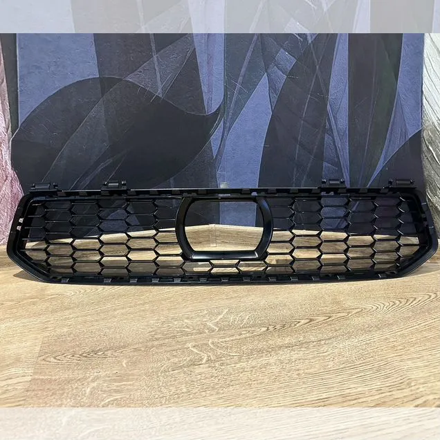 Решетка средняя переднего бампера BMW F90 LCI