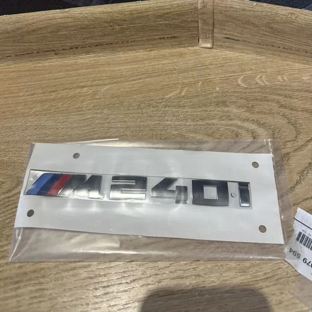 Шильдик на крышку багажника BMW m240i