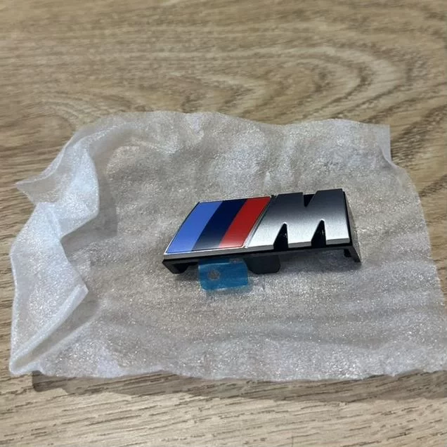Шильдик в решетку радиатора BMW G60 M60 I5